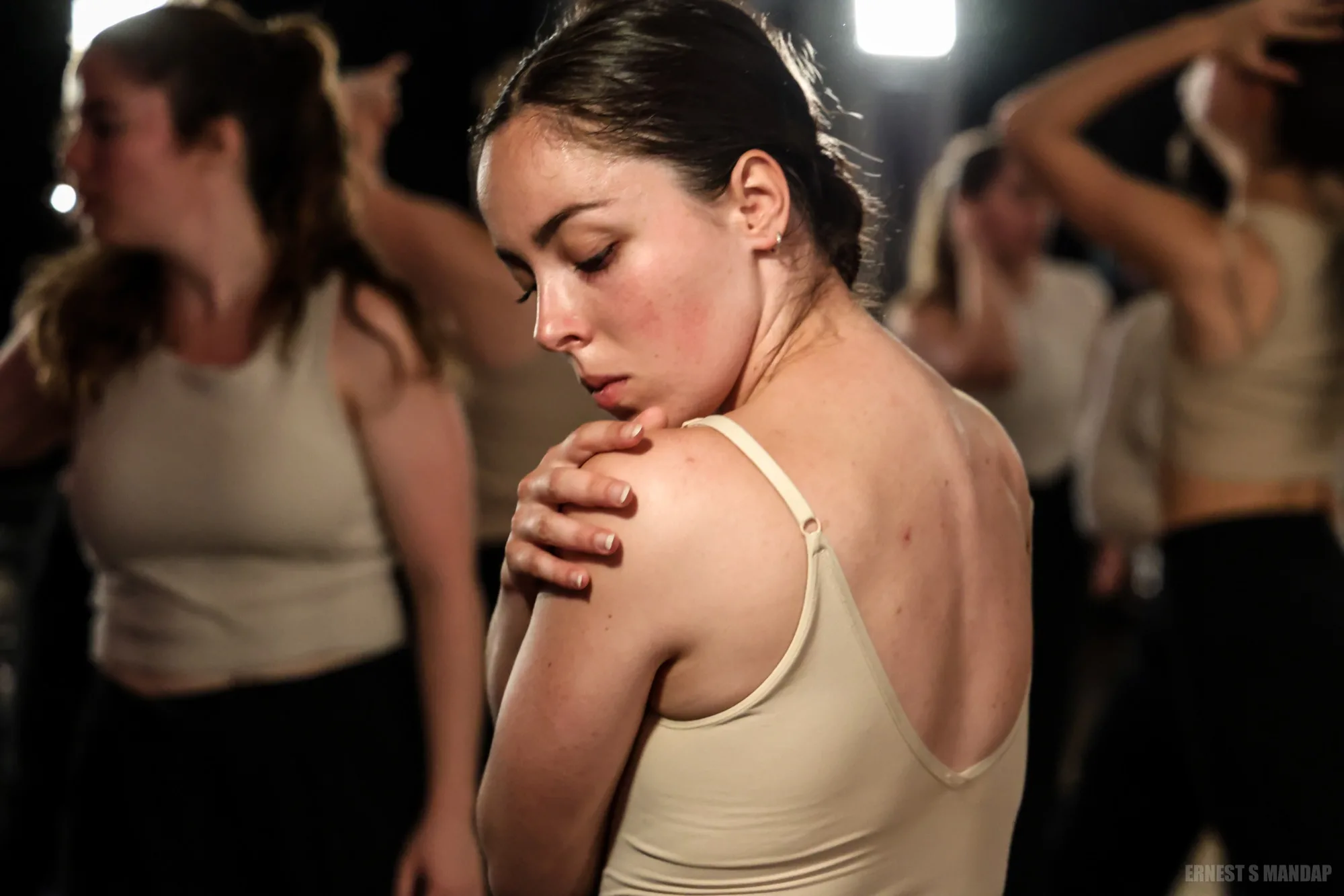Une danseuse attentive dans un temps de recherche chorégraphique