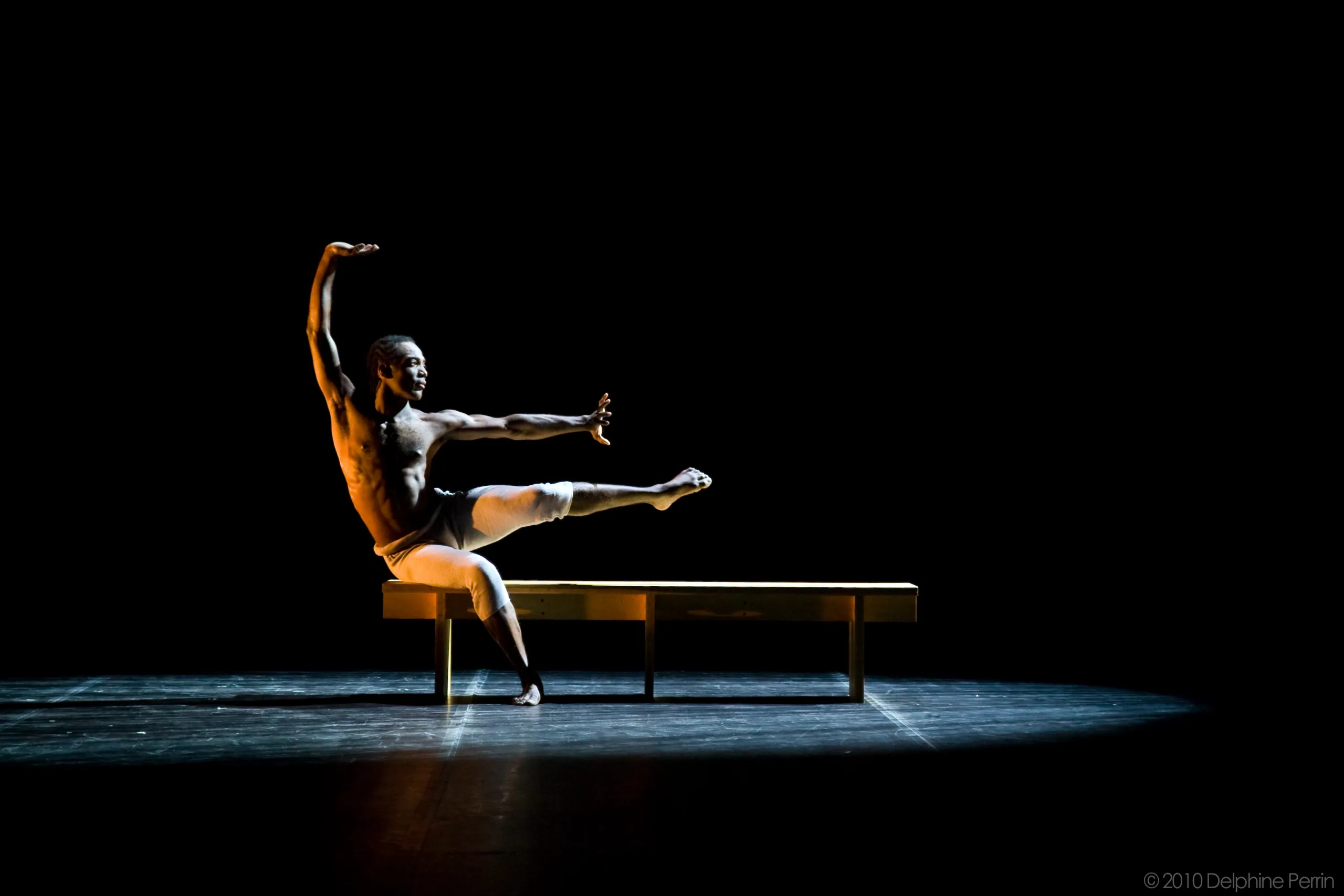 Danseur sur un banc, un bras levé